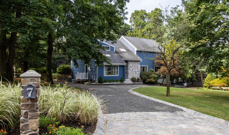 7 Cormorant Dr, Middletown, NJ 07748 - 5 Beds, 4 Bath