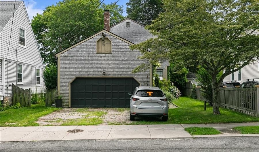 38 Harrison Ave 2, Newport, RI 02840 - 2 Beds, 1 Bath