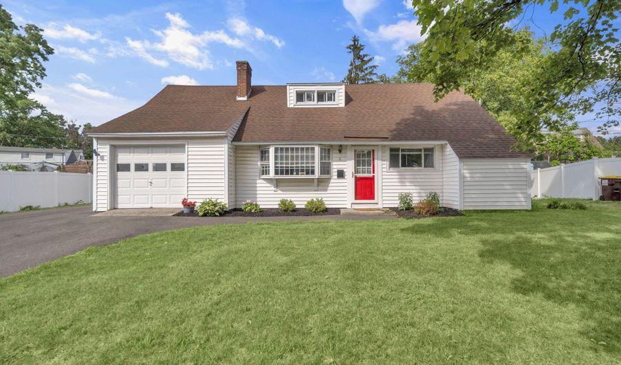 6 Briarwood Rd, Albany, NY 12211 - 5 Beds, 2 Bath
