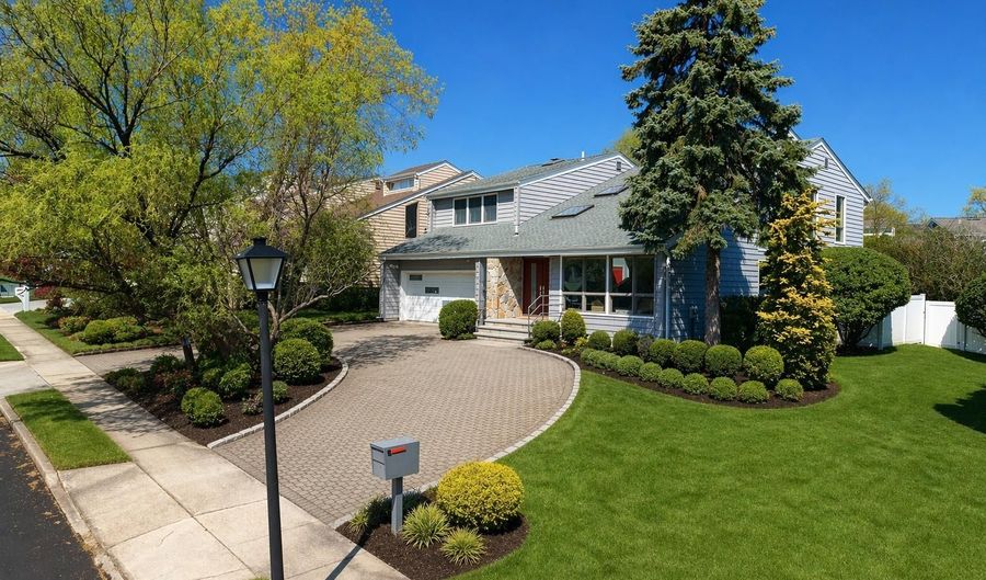 2 Crest Hollow Ln, Albertson, NY 11507 - 5 Beds, 5 Bath