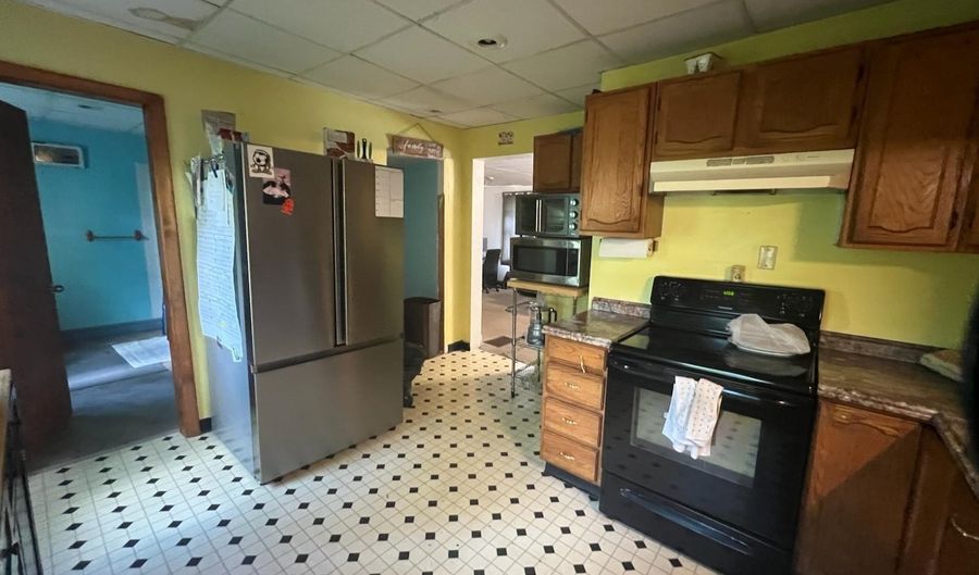 25 Green St, Bristol, NH 03222 - 5 Beds, 2 Bath