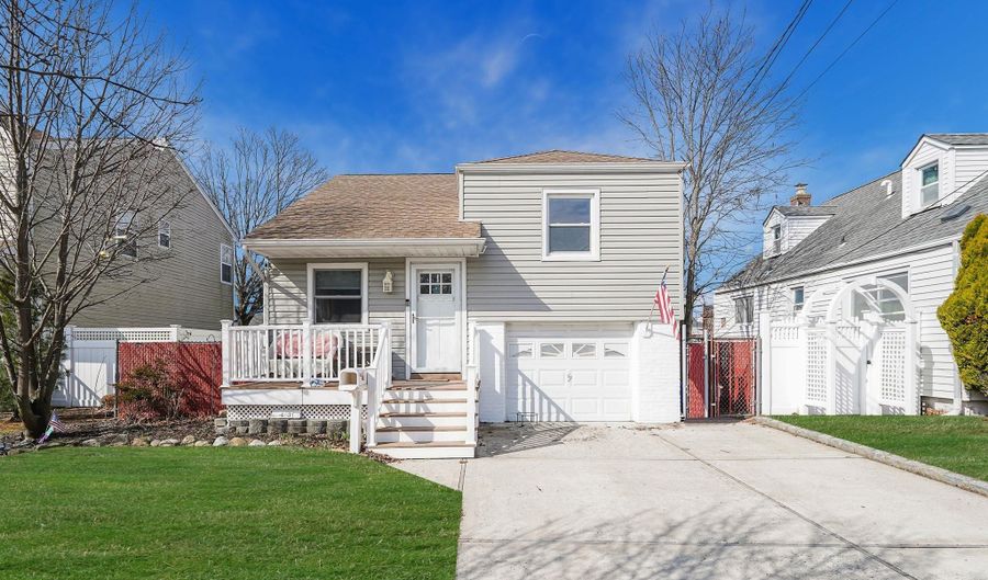 43 Coolidge Ave, Amity Harbor, NY 11701 - 3 Beds, 2 Bath
