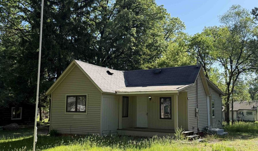 224 N Elm St, Adams, WI 53910 - 2 Beds, 1 Bath