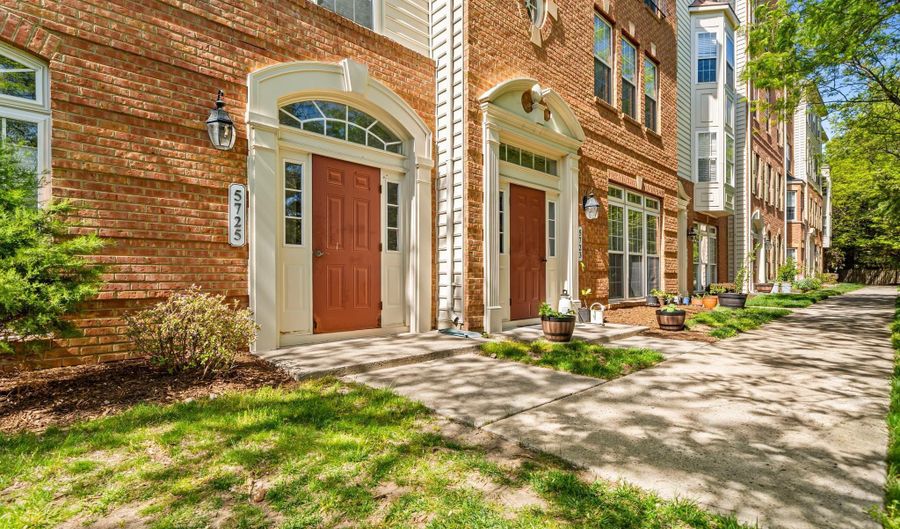 5725 CALLCOTT Way P, Alexandria, VA 22312 - 3 Beds, 3 Bath
