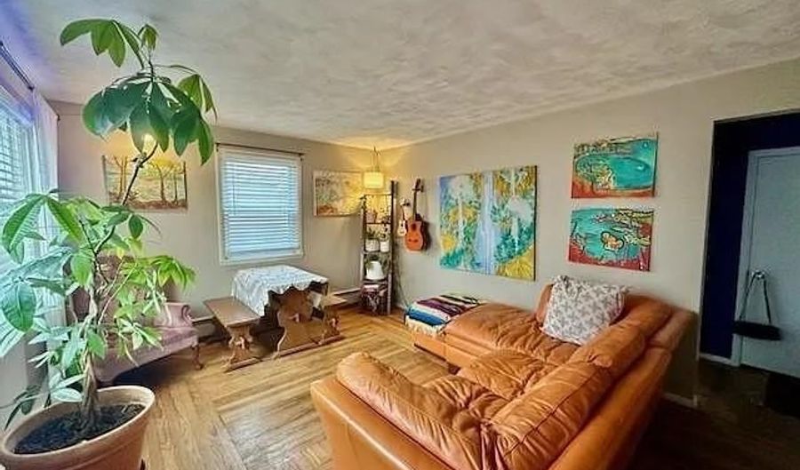 42 Greenway Dr, Bristol, RI 02809 - 4 Beds, 1 Bath