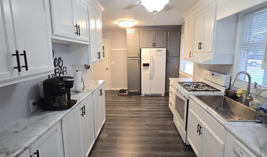 1222 NE 11th Ave, Aberdeen, SD 57401 - 2 Beds, 1 Bath