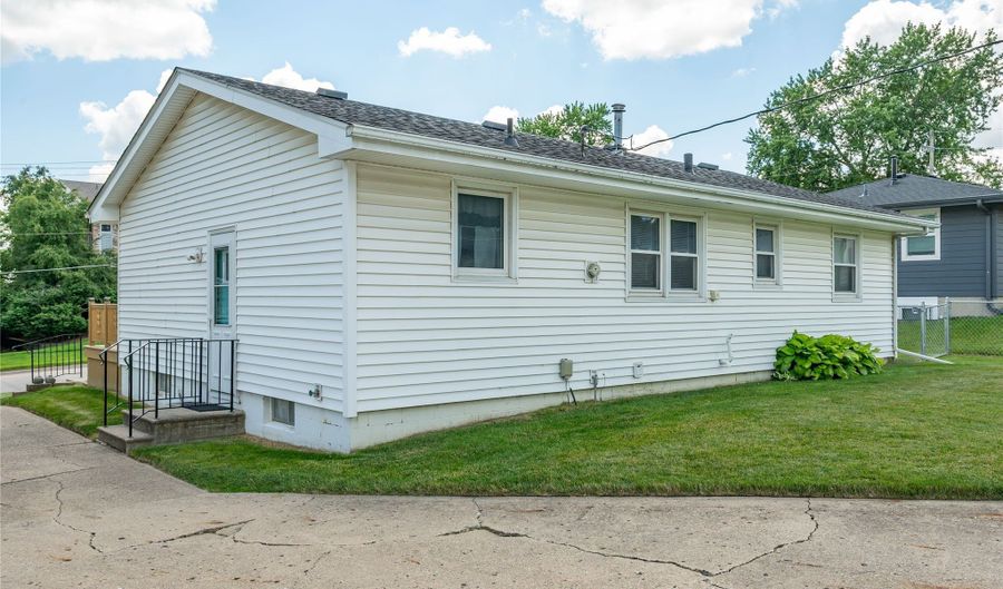 1107 4th St SW, Altoona, IA 50009 - 3 Beds, 1 Bath