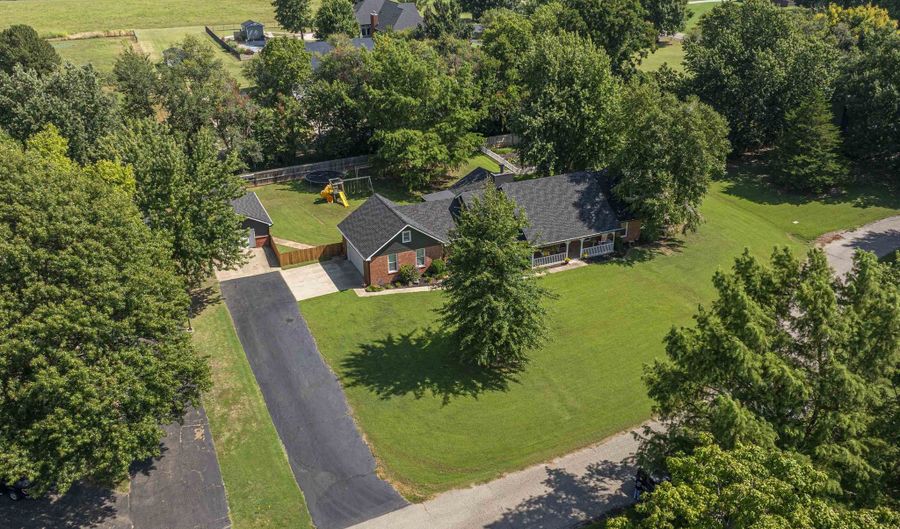 2104 Cedarcrest Ct, Arkansas City, KS 67005 - 4 Beds, 4 Bath