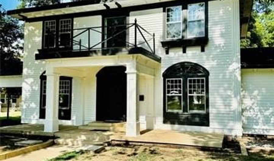 214 E SW, Ardmore, OK 73401 - 5 Beds, 3 Bath
