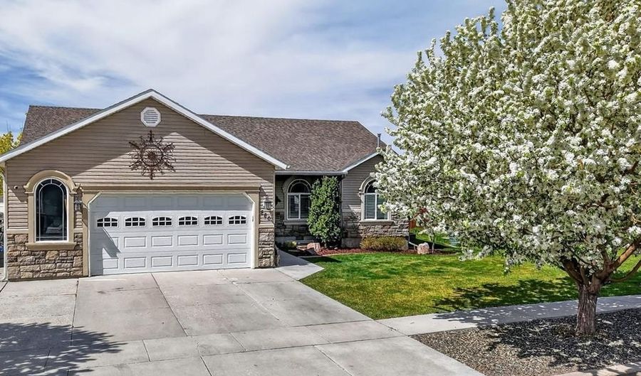 880 Redman St, Chubbuck, ID 83202 - 4 Beds, 3 Bath