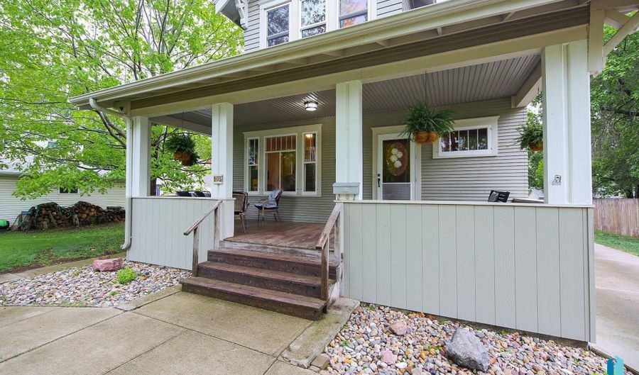 105 N 7th St, Beresford, SD 57004 - 4 Beds, 2 Bath