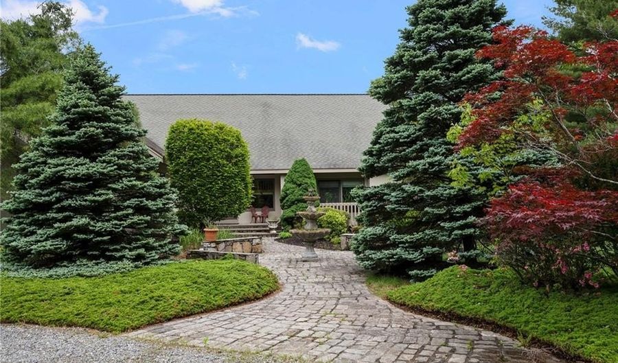 633 Chestnut Hill Rd, Glocester, RI 02814 - 4 Beds, 4 Bath