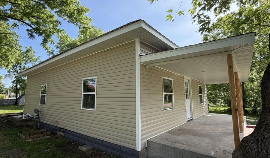 305 E Rock St, Aurora, MO 65605 - 4 Beds, 2 Bath