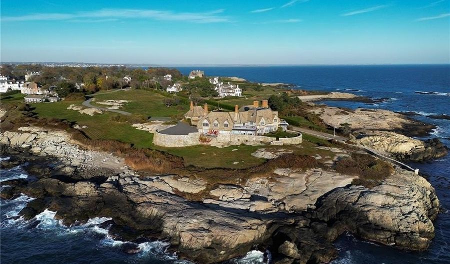 61 Ledge Rd J, Newport, RI 02840 - 2 Beds, 2 Bath