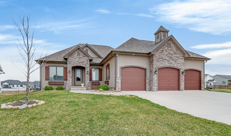 2357 Stonewood Ct SW, Altoona, IA 50009 - 3 Beds, 4 Bath