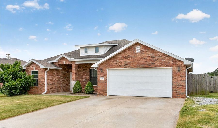 709 NW 63rd Ave, Bentonville, AR 72713 - 3 Beds, 2 Bath