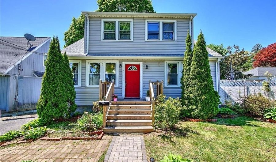 7 Hemlock Dr, Johnston, RI 02919 - 3 Beds, 2 Bath