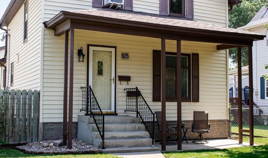 925 S 2nd St, Aberdeen, SD 57401 - 3 Beds, 2 Bath