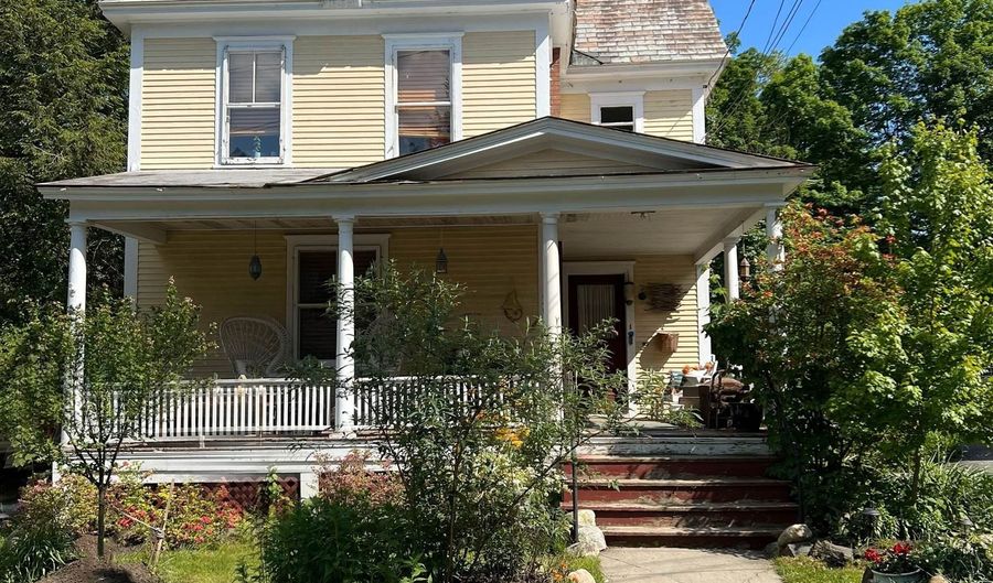 39 Williston St, Brattleboro, VT 05301 - 4 Beds, 4 Bath