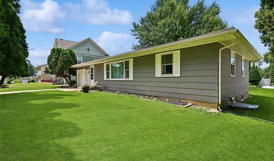 300 S Oak St, Anamosa, IA 52205 - 3 Beds, 2 Bath