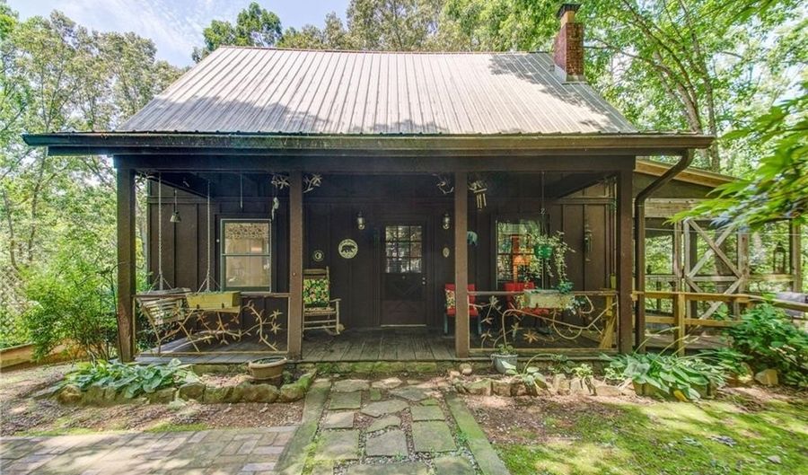 230 Skyview Dr, Clarkesville, GA 30523 - 2 Beds, 3 Bath