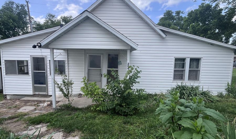 107 N Lister St, Ava, MO 65608 - 4 Beds, 2 Bath