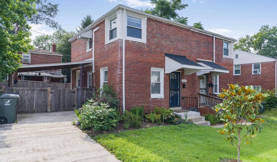 2422 S OAKLAND St, Arlington, VA 22206 - 2 Beds, 2 Bath