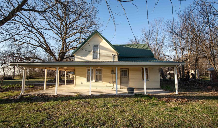 13 W Dade 22, Arcola, MO 65603 - 5 Beds, 2 Bath