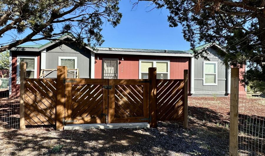 934 Cedar St, Ash Fork, AZ 86320 - 3 Beds, 2 Bath