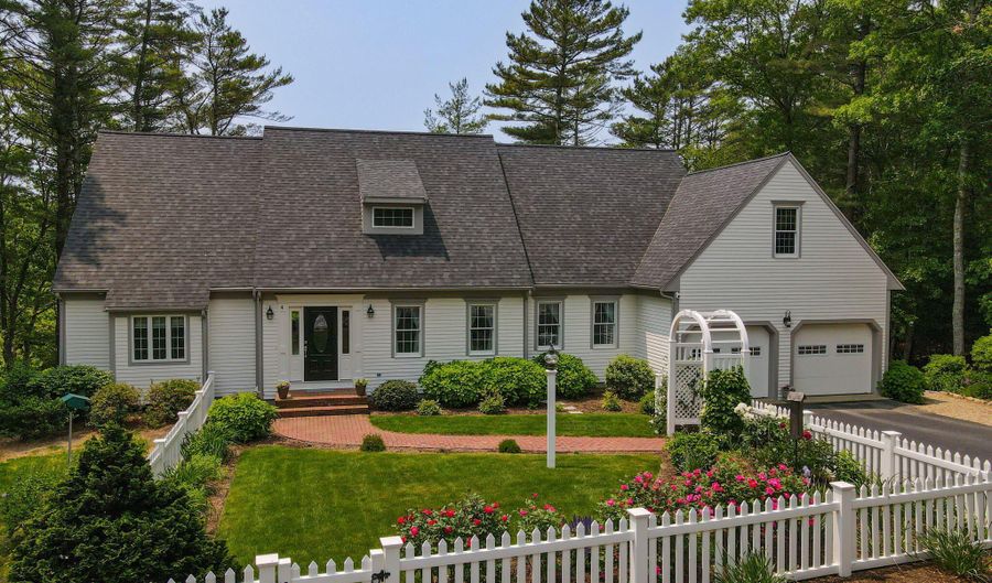4 Canterbury Ln, Bourne, MA 02532 - 5 Beds, 3 Bath
