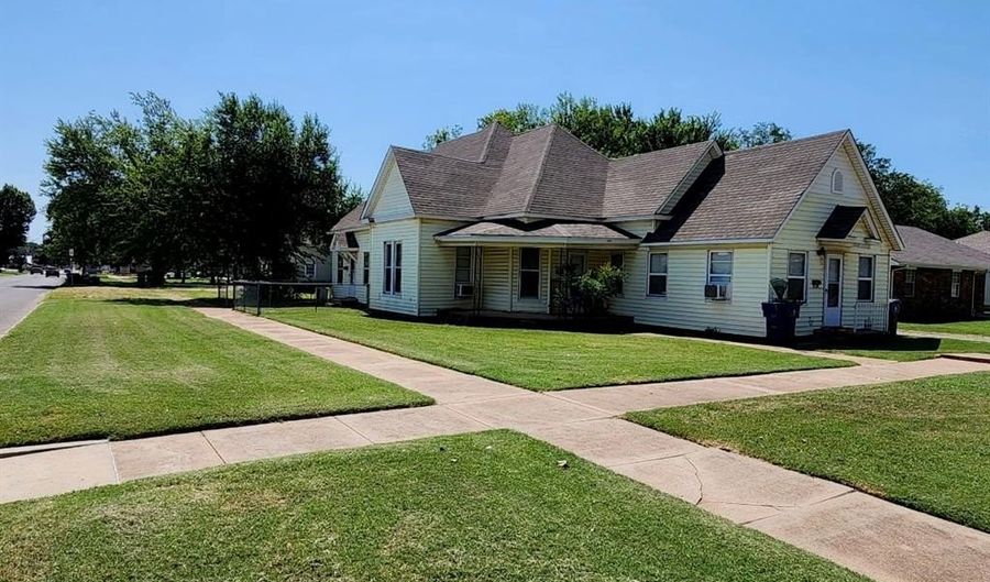 501 S 6th St, Chickasha, OK 73018 - 2 Beds, 4 Bath