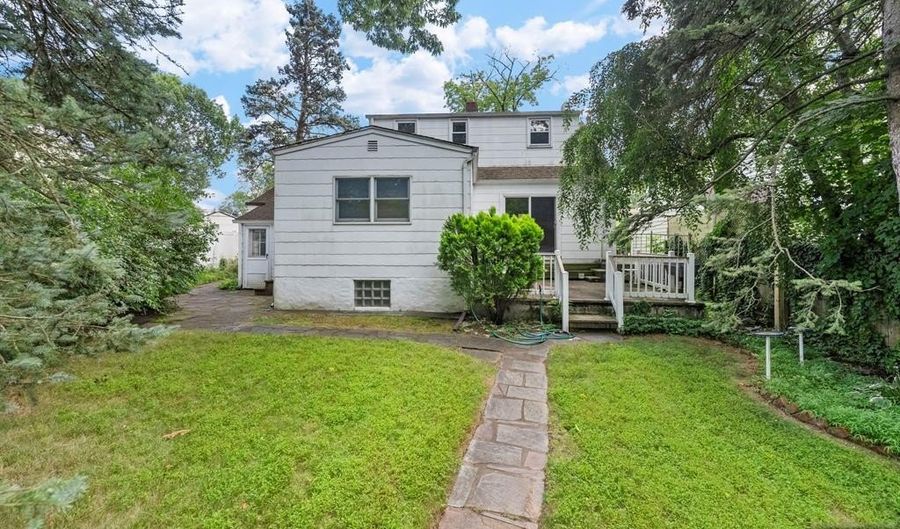 305 E Main St, Bergenfield, NJ 07621 - 2 Beds, 3 Bath