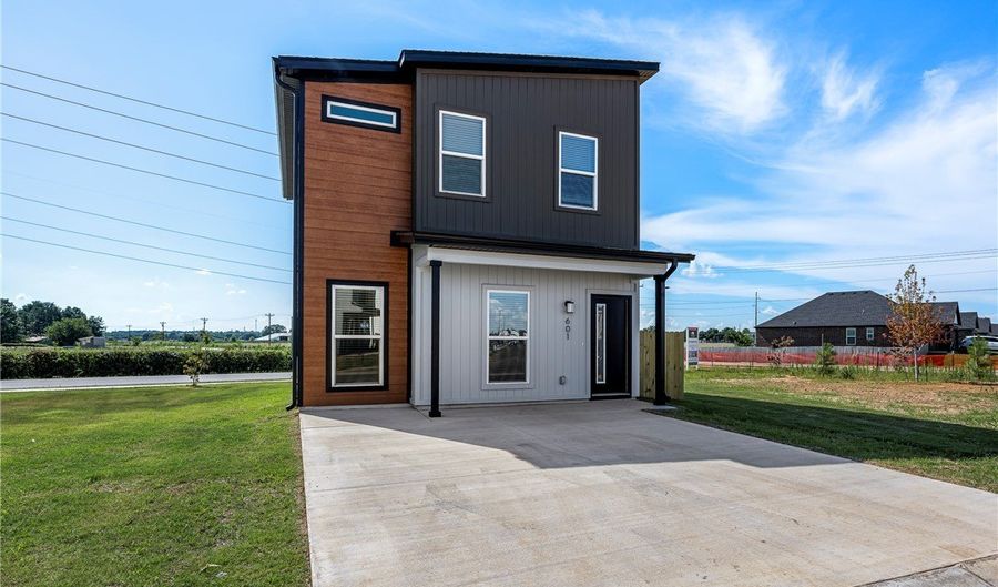 601 Apollo Ave, Bentonville, AR 72713 - 2 Beds, 3 Bath