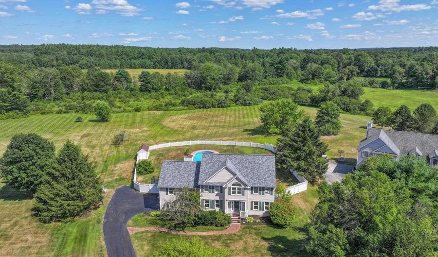 6 Jennifer Ln, Amherst, NH 03031 - 4 Beds, 3 Bath