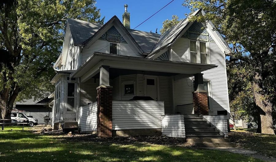 1101 Locust St, Atlantic, IA 50022 - 6 Beds, 3 Bath