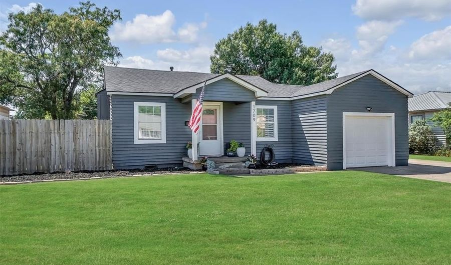 1709 Oklahoma Dr, Altus, OK 73521 - 3 Beds, 1 Bath