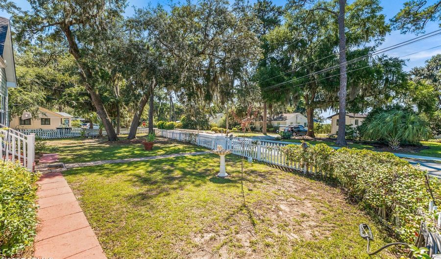 2101 Wilson Dr, Beaufort, SC 29902 - 3 Beds, 2 Bath