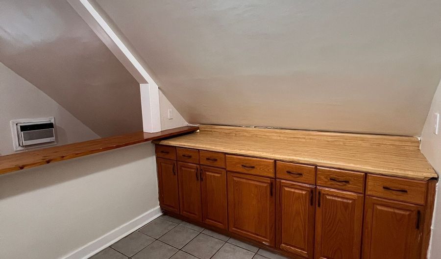 105 Summerfield Ave 3rd Fl., Bridgeport, CT 06610 - 1 Beds, 1 Bath