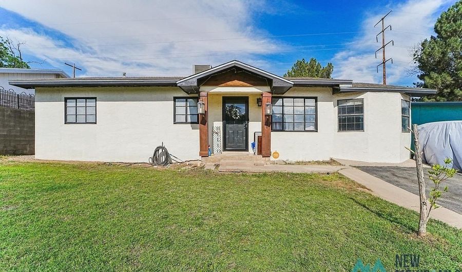 320 Nelson St, Carlsbad, NM 88220 - 3 Beds, 1 Bath