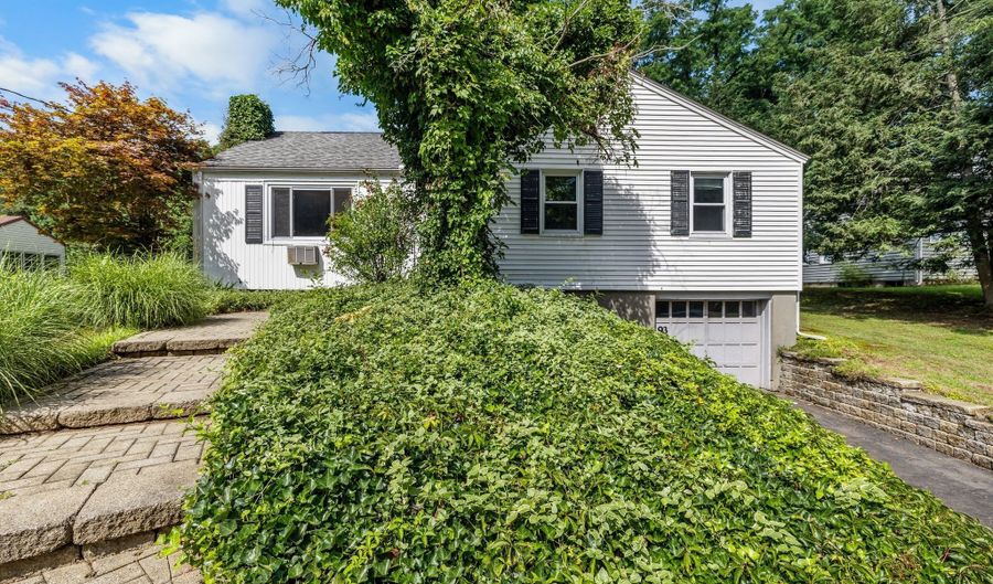 93 Kenwood St, Berlin, CT 06037 - 3 Beds, 1 Bath