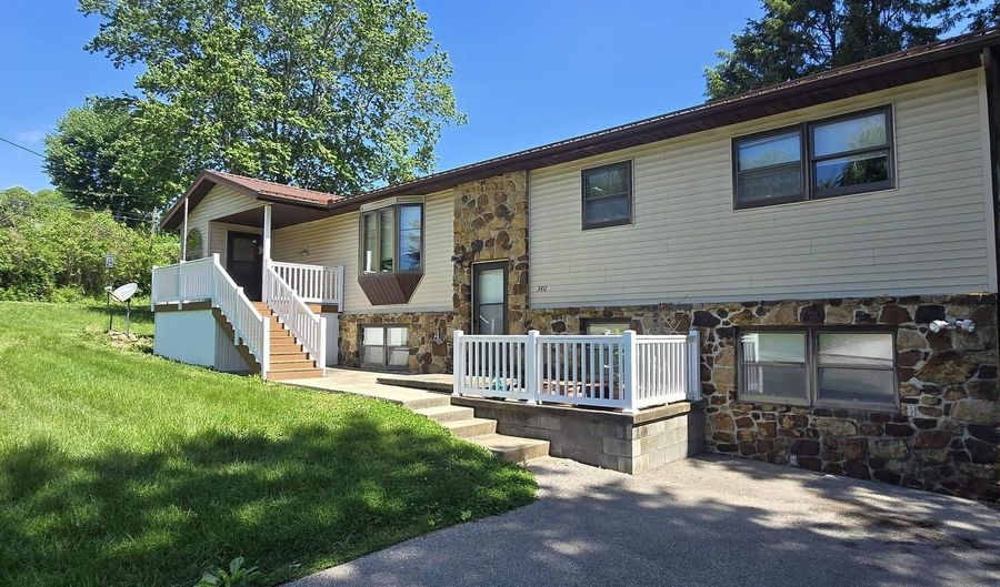 340 E Spring St, Bloomfield, IN 47424 - 4 Beds, 2 Bath