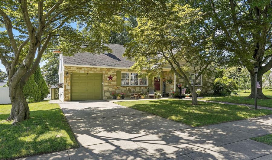 828 HOFFNAGLE St, Philadelphia, PA 19111 - 4 Beds, 2 Bath
