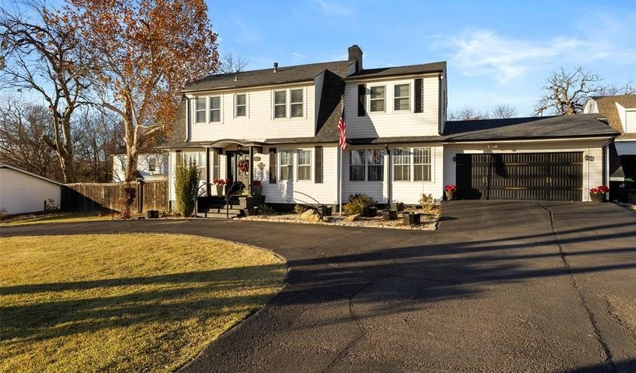 722 E 18th St, Ada, OK 74820 - 4 Beds, 3 Bath