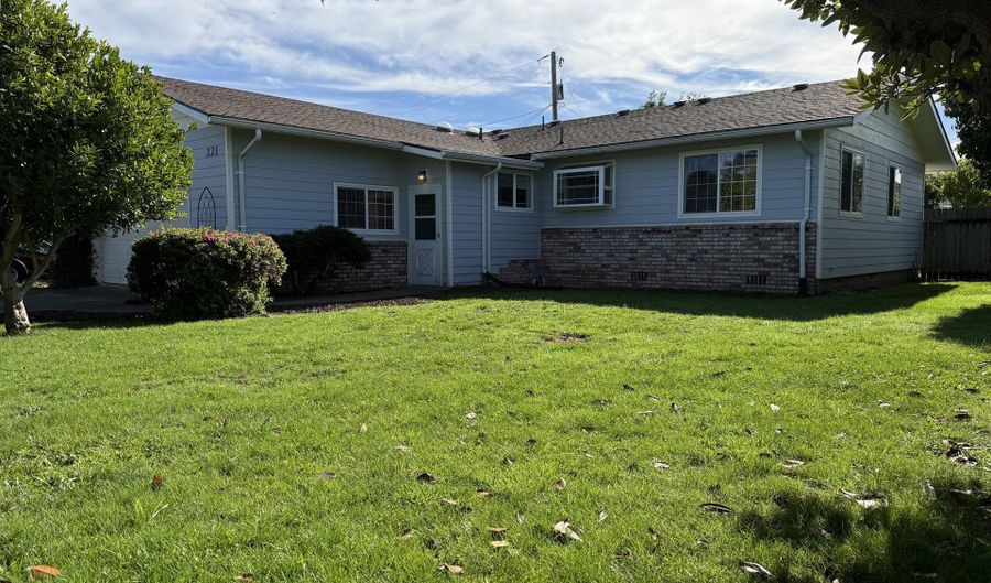 221 MUSSER St, Brookings, OR 97415 - 3 Beds, 2 Bath