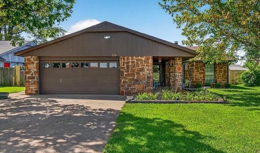 309 N Spruce Ave, Bartlesville, OK 74006 - 3 Beds, 2 Bath