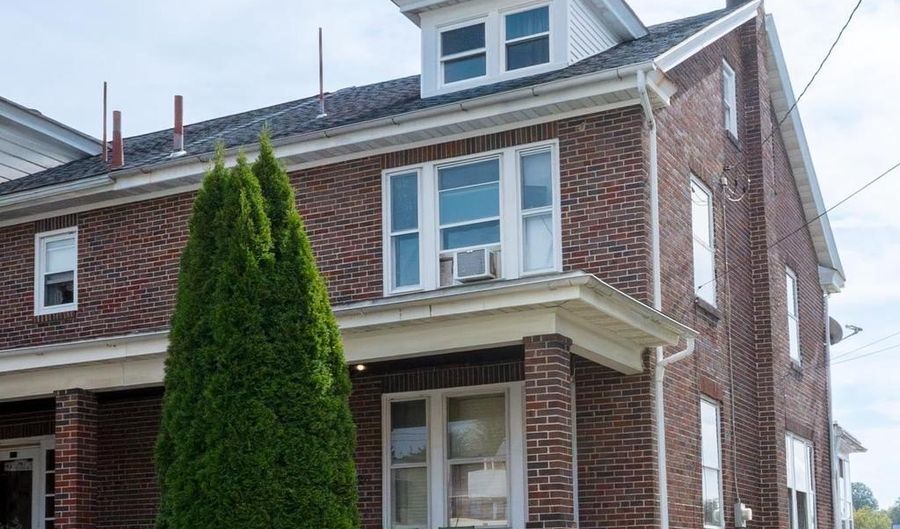 1020 MEADE St, Reading, PA 19611 - 4 Beds, 2 Bath