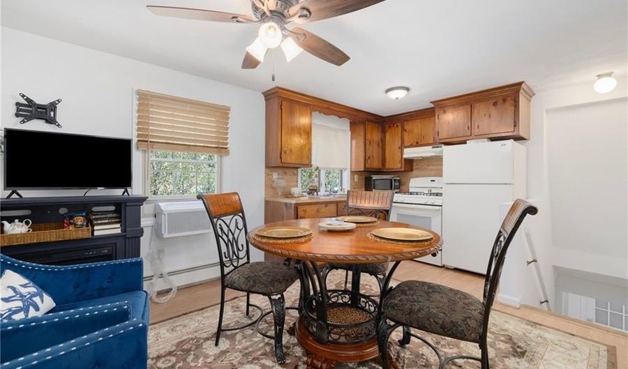 45 E St, Bristol, RI 02809 - 1 Beds, 1 Bath