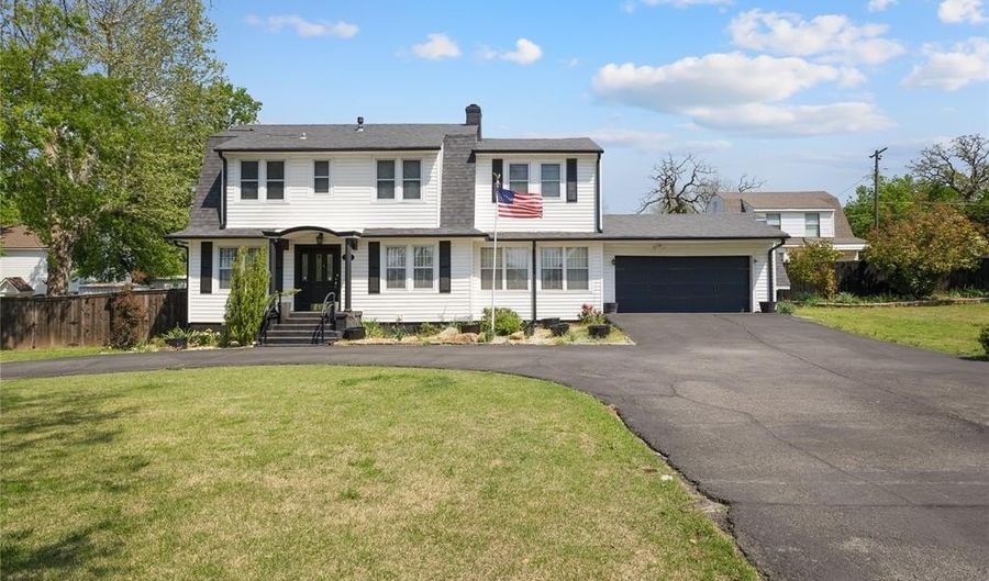 722 E 18th St, Ada, OK 74820 - 4 Beds, 3 Bath