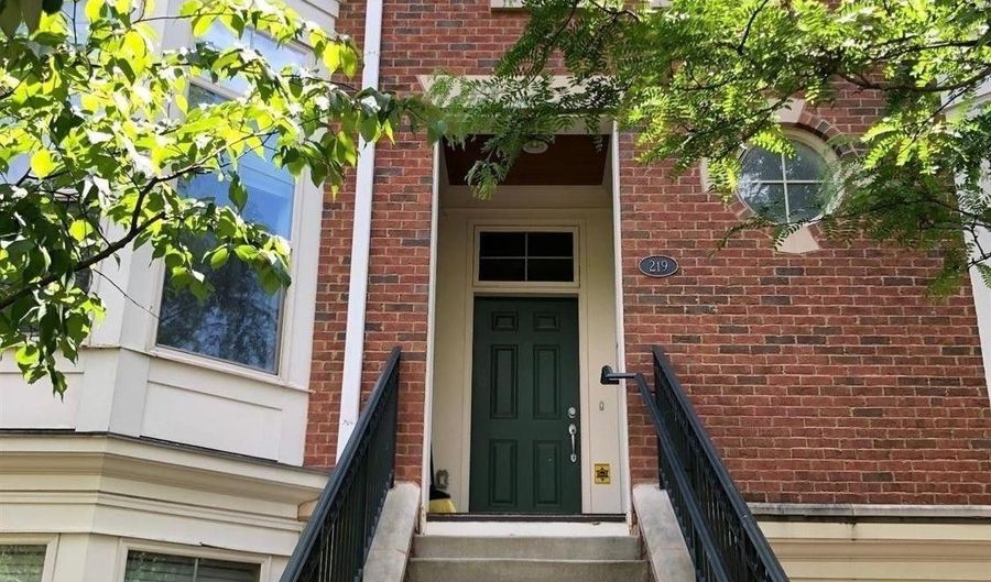 219 Stetson St, Cincinnati, OH 45219 - 2 Beds, 1 Bath