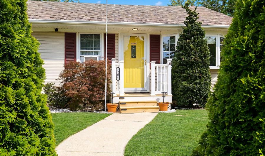 327 Pacific Ave, Beachwood, NJ 08722 - 2 Beds, 1 Bath